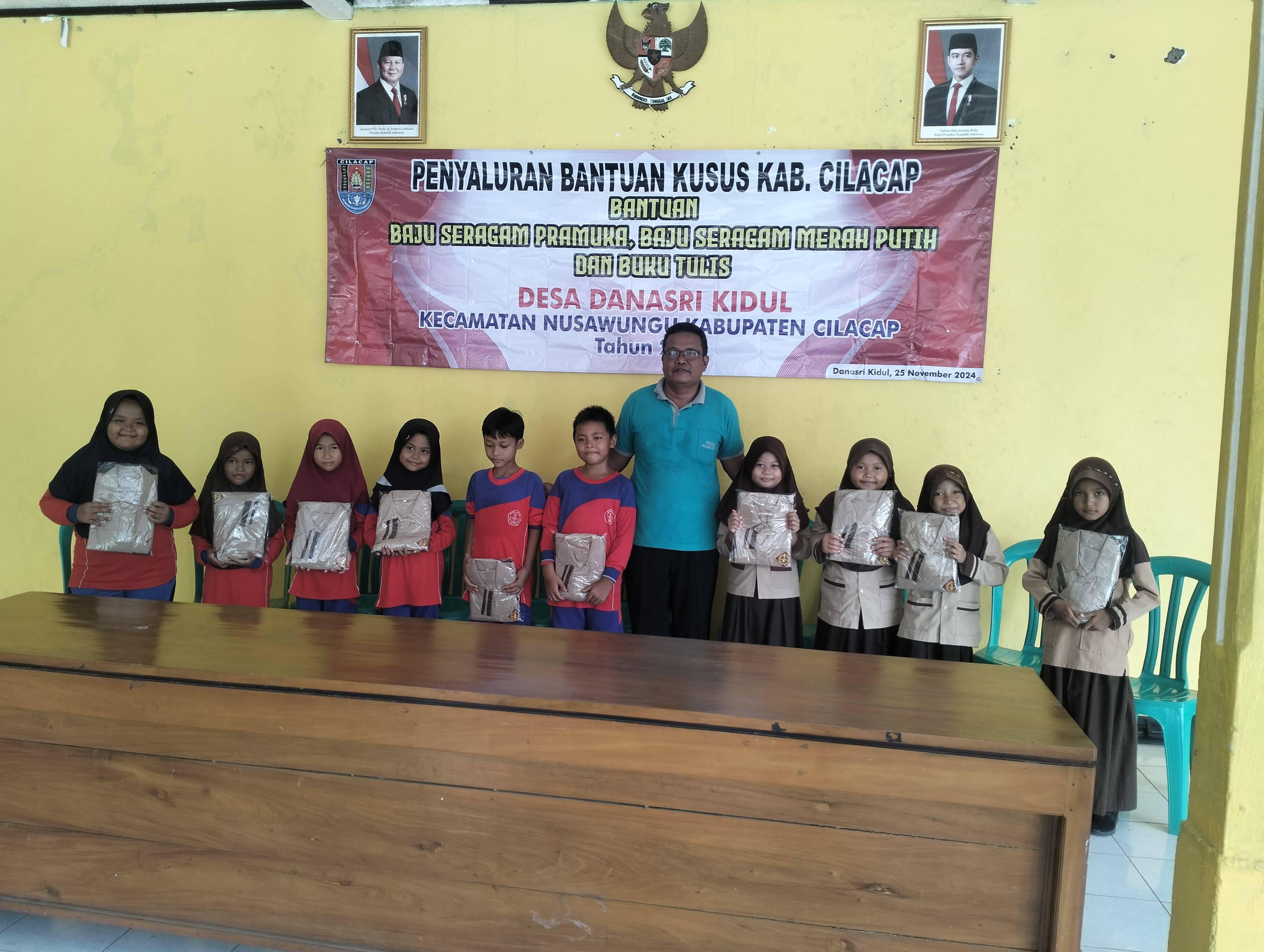 PEMDES DANASRI KIDUL
Jum'at, 07 Februari 2025
Penyaluran BANSUS Kab. Cilacap Tahun 2025
Bantuan Seragam Anak Sekolah
Diberikan secara simbolis oleh Kasi Kesejahteraan kepada anak-anak penerima bantuan seragam.